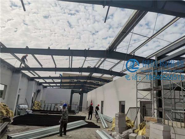 鋼結構屋頂泄爆屋面安裝施工方法(圖1) 鋼結構屋頂泄爆屋面安裝施工方法(圖1)